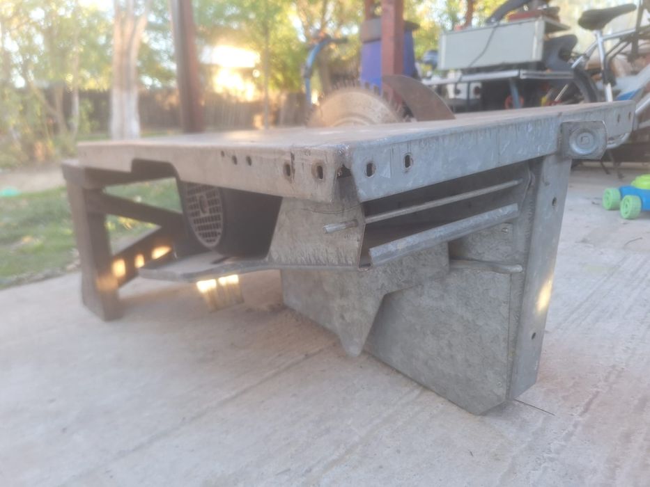 Vând masă cu motor pentru lemn