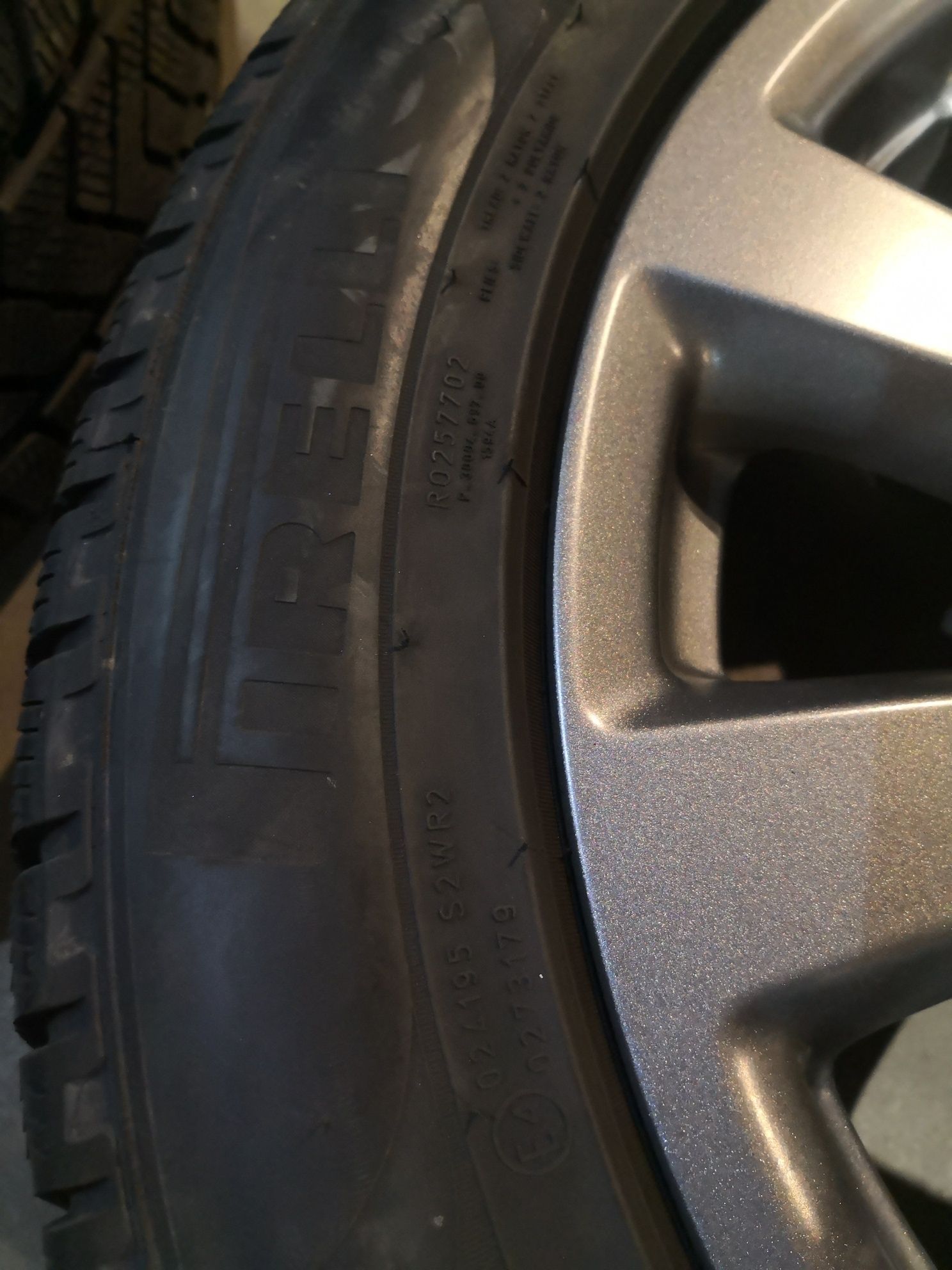235 55 19 цола гуми Pirelli dot 19
