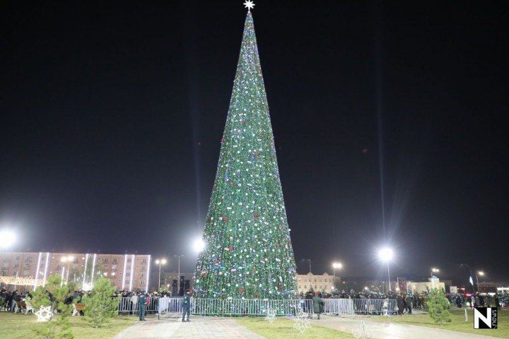 Yangi yil archasi va bezaklari