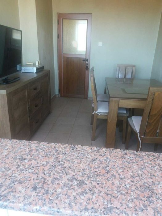 Масивна маса с 4 стола