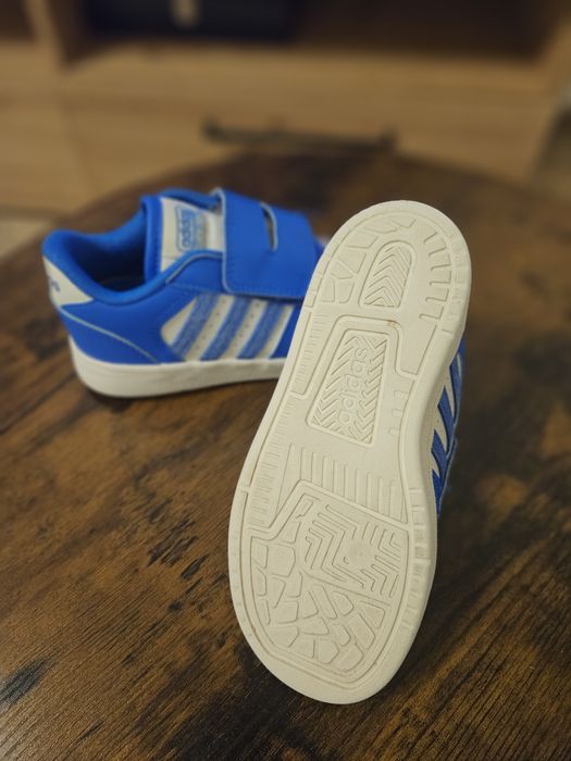 Vând adidasi pt baieti