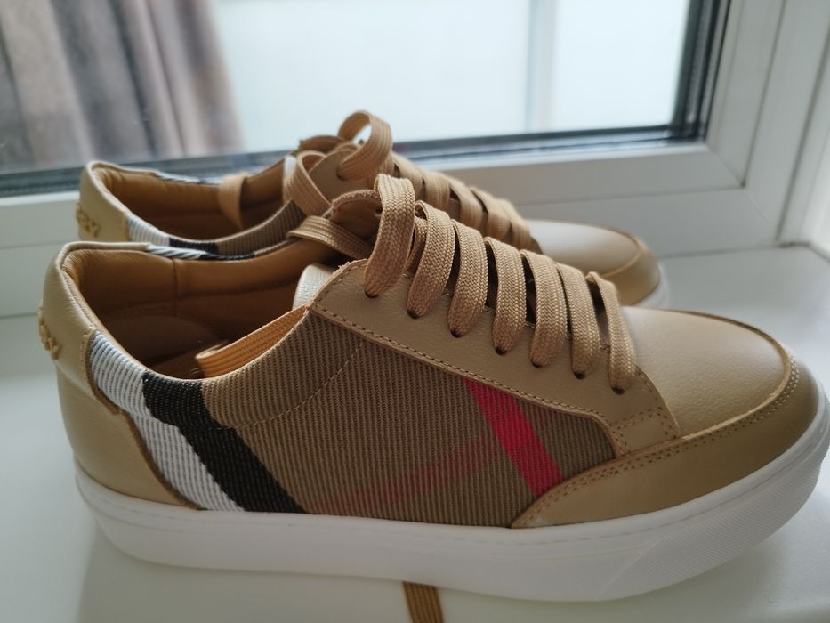 Кроссовки  новые 37 размер Burberry