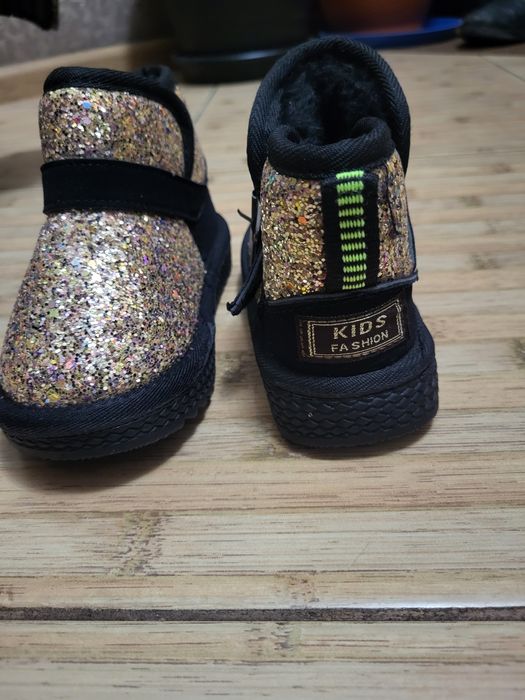 Продам новые детские зимние сапошки