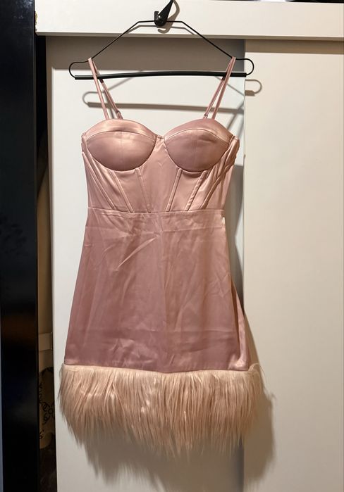 Разнообразни дамски дрехи – различни размери S–L