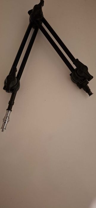 Brat articulat cu 2 tije