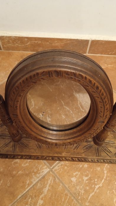 Oglinda traditionala de masa din lemn foarte veche, sculptata manual