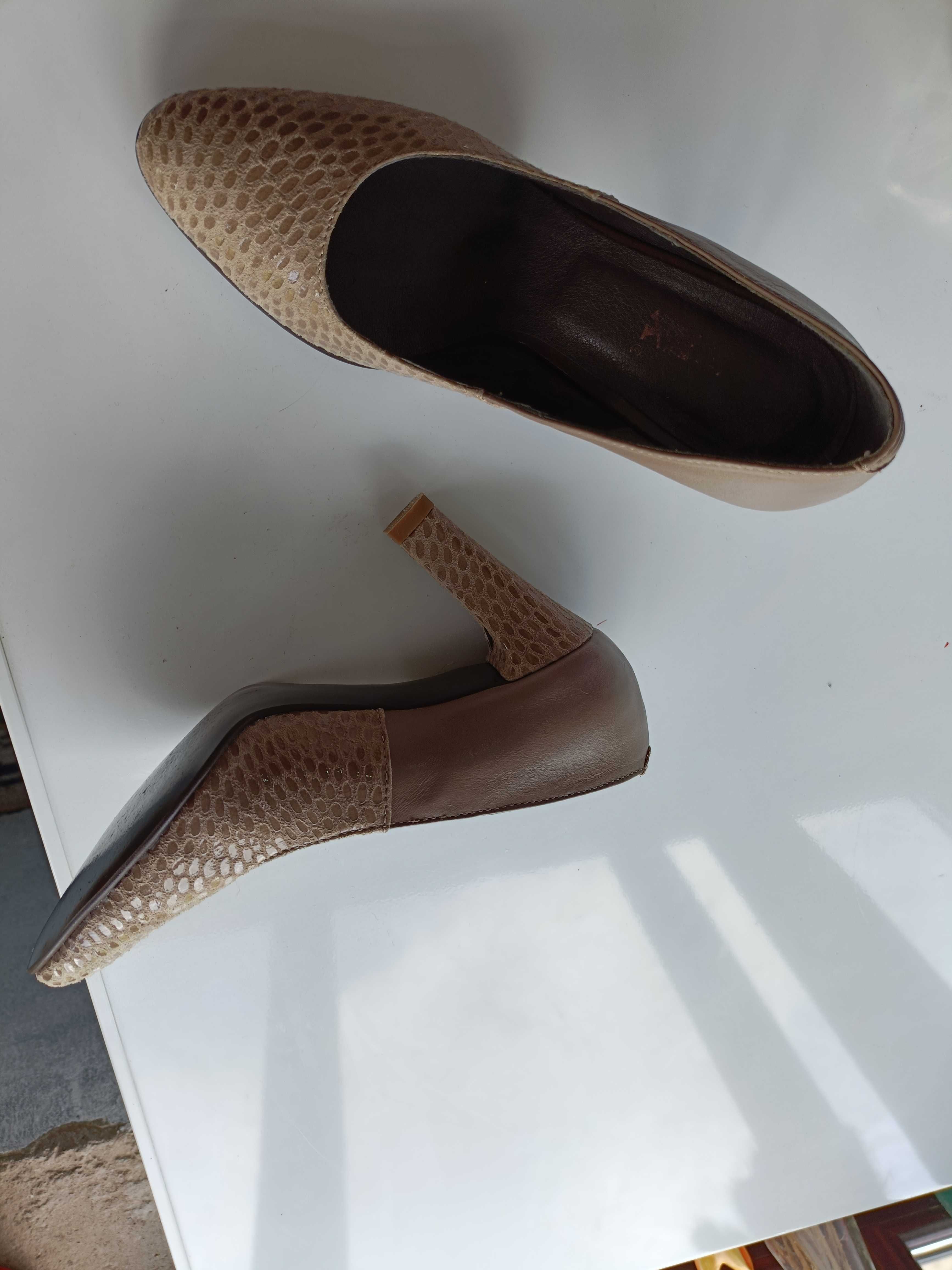 Vând pantofi piele