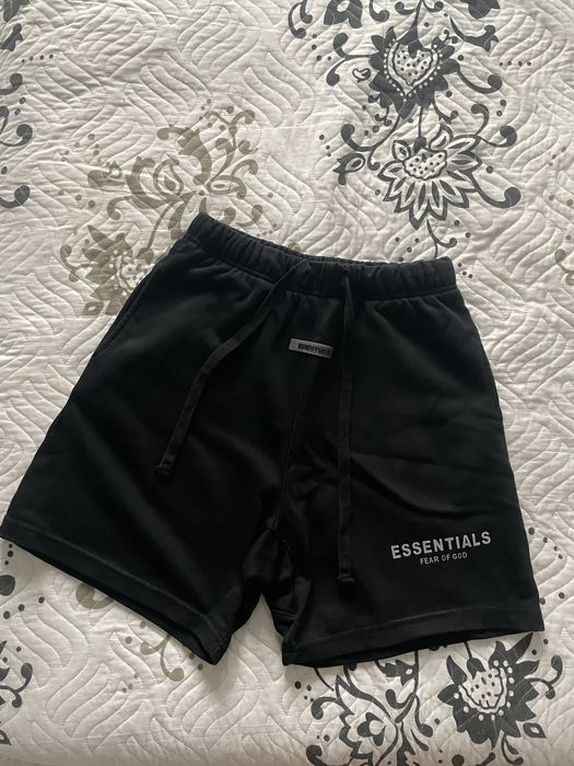 Vând pantaloni scurti essentials