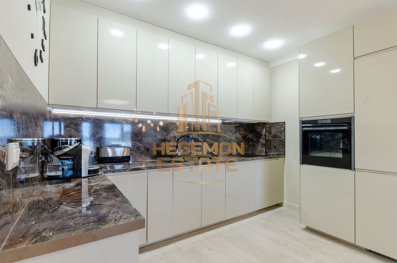 Продава се Тристаен апартамент в к.к. Златни пясъци - 135 кв.м за 2075 €/кв.м - Снимка #1