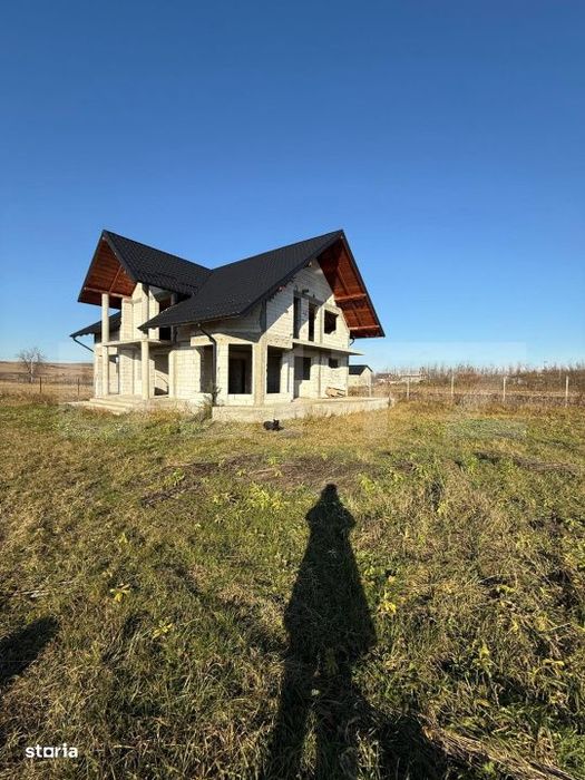 Casa cu etaj la rosu, 160 mp utili, 1200 mp teren, zona Trei Movile -