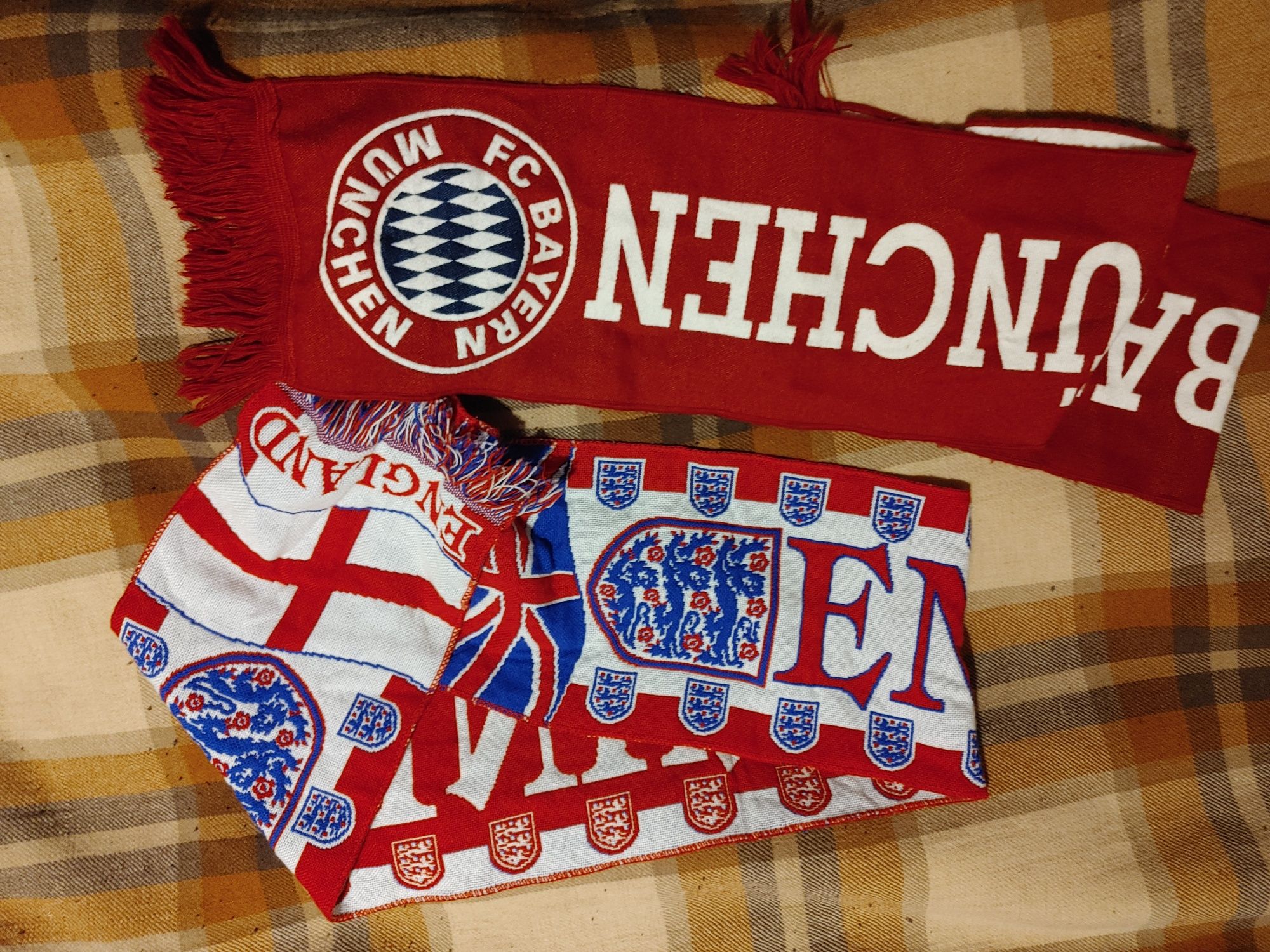 Оригинални футболни шалове -England  и Bayern