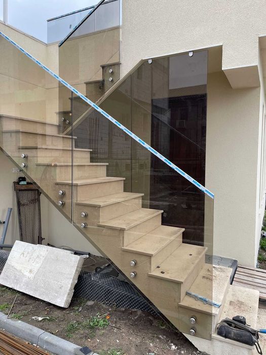 Balustrade din sticla securizata cu prindere in conectori