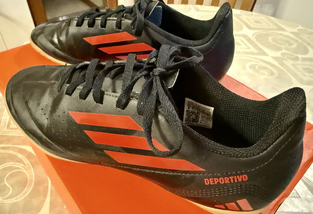 Спортни / футболни обувки ADIDAS + 2 корѝ подарък