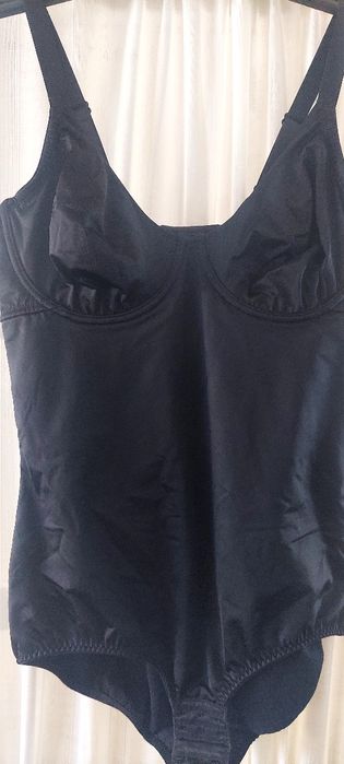 Vând body modelator, negru,elastic, textura deosebita.
