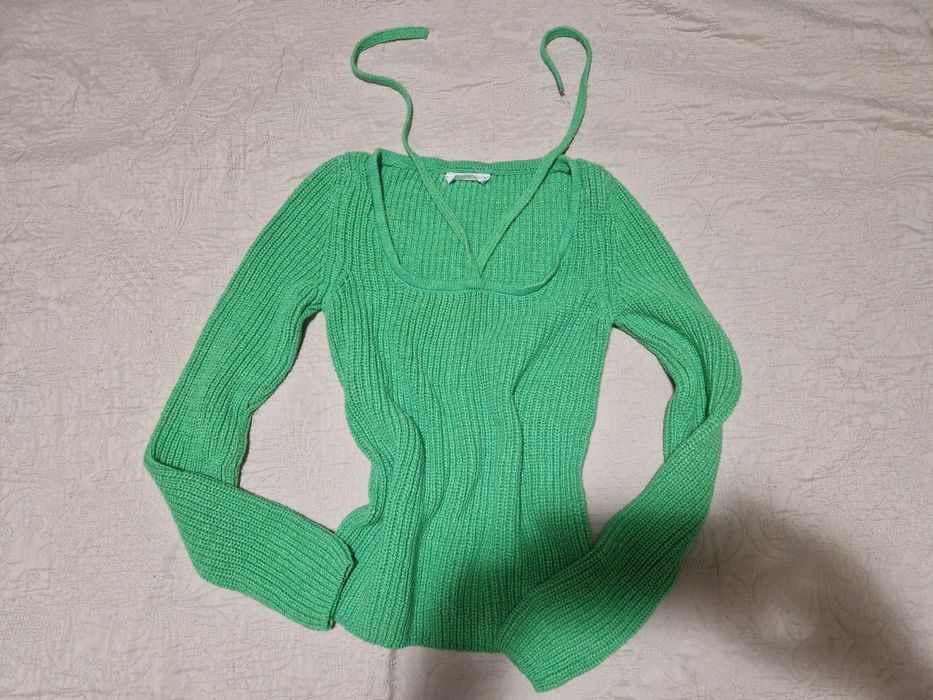 Pulover care se leagă la gat