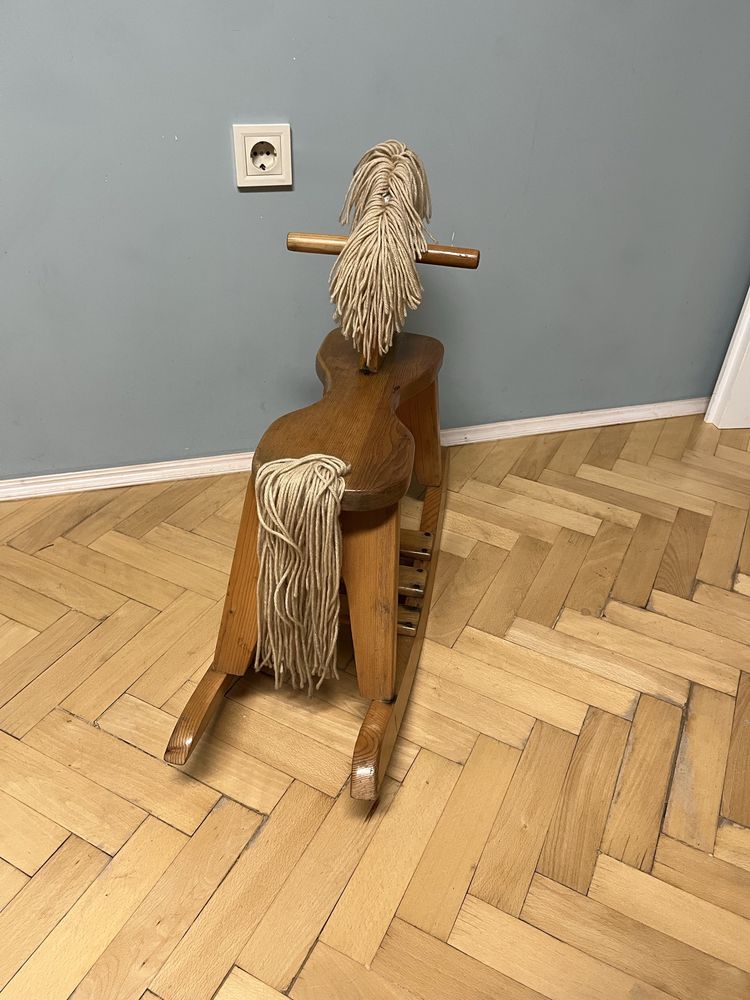 Винтидж дървено люлеещо конче
