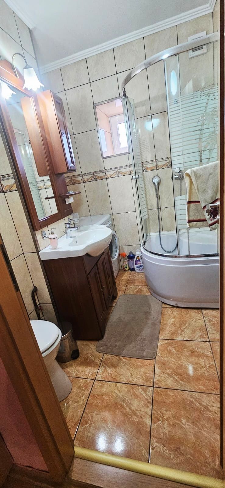 Închiriez apartament zona Sala Polivalenta