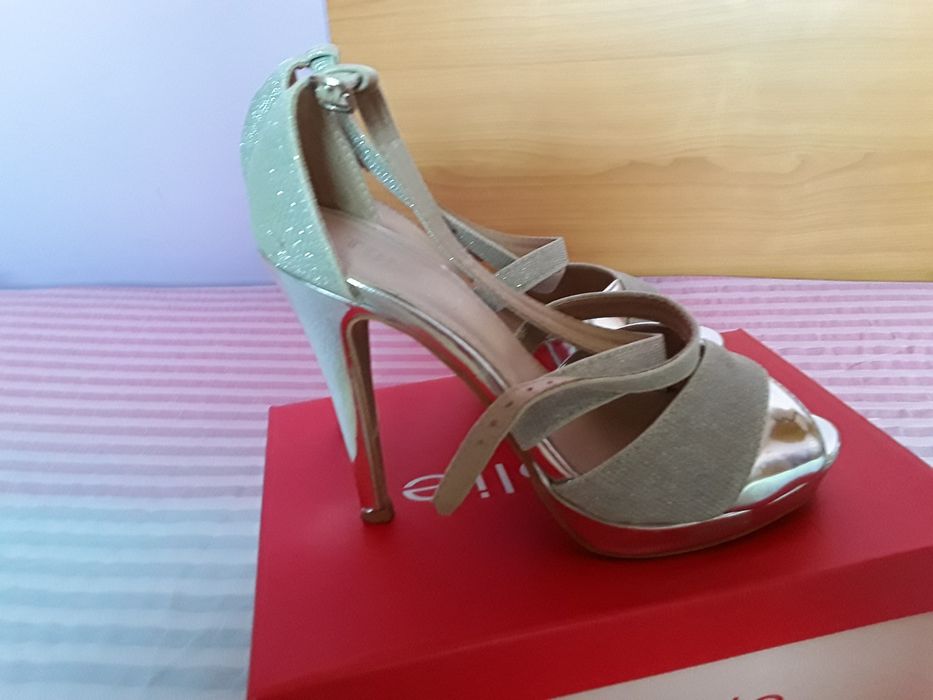 Vând Sandale Damă Elegante Mărimea 37  Italia