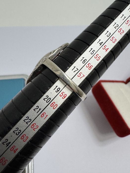 Inel vechi, din argint 835 si coral.