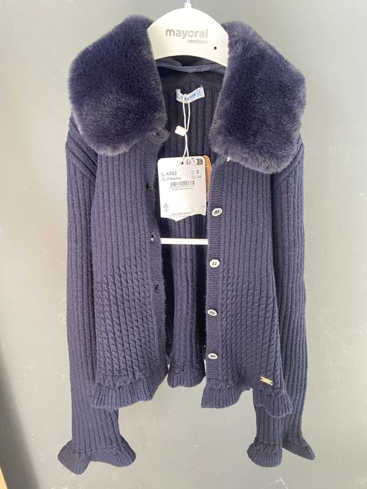 Детска жилетка mayoral, фина плетка, пухена сваляща се яка, тъмно синя