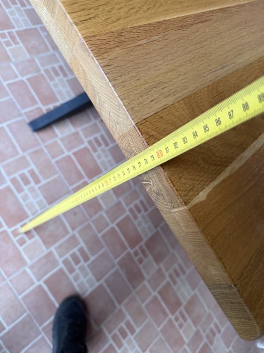 Vând masă  din lemn masiv (stejar) cu picioare metalice