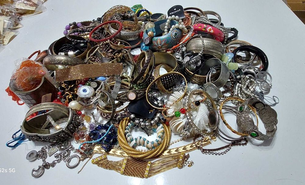 Lot vintage de diverse bratari, coliere, inele si pandative 13,5 kg