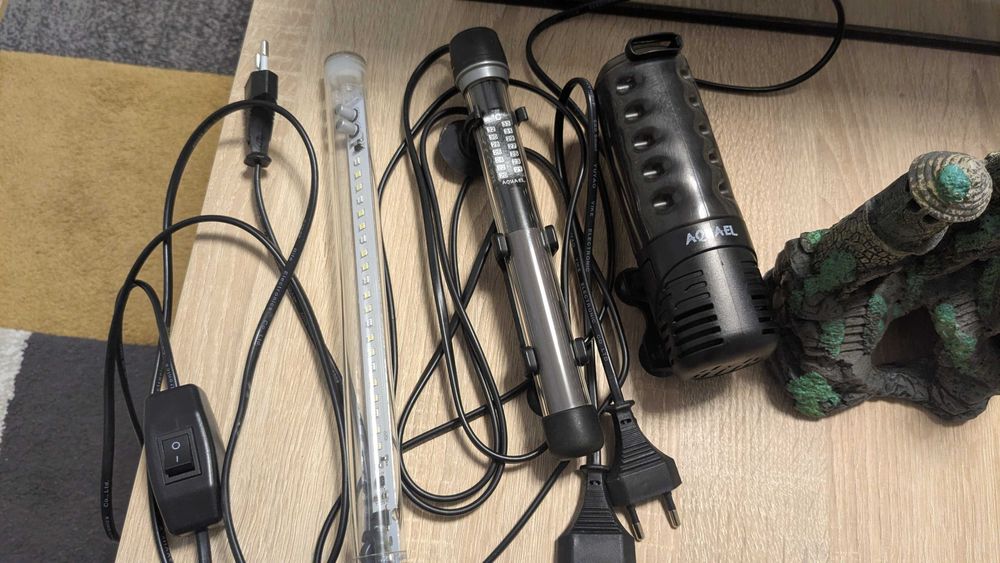 Vand acvariu Aquael cu accesorii si ornamente, bonus plante si pietris