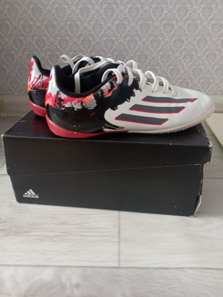 Продам бутсы adidas