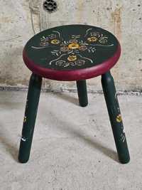 Ръчно изработено и рисувано трикрако столче