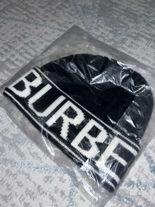 Шапка Berberry .