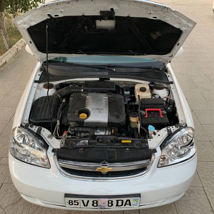 Lasetti 1.8 sotiladi