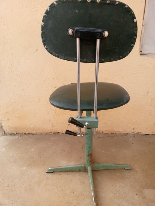 Стул для работы дома. Он крутится .