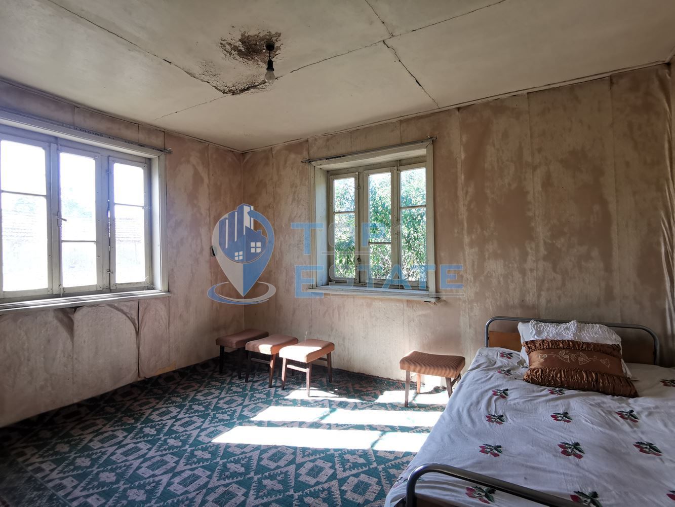 Двуетажна тухлена къща с голям двор в с. Ценово