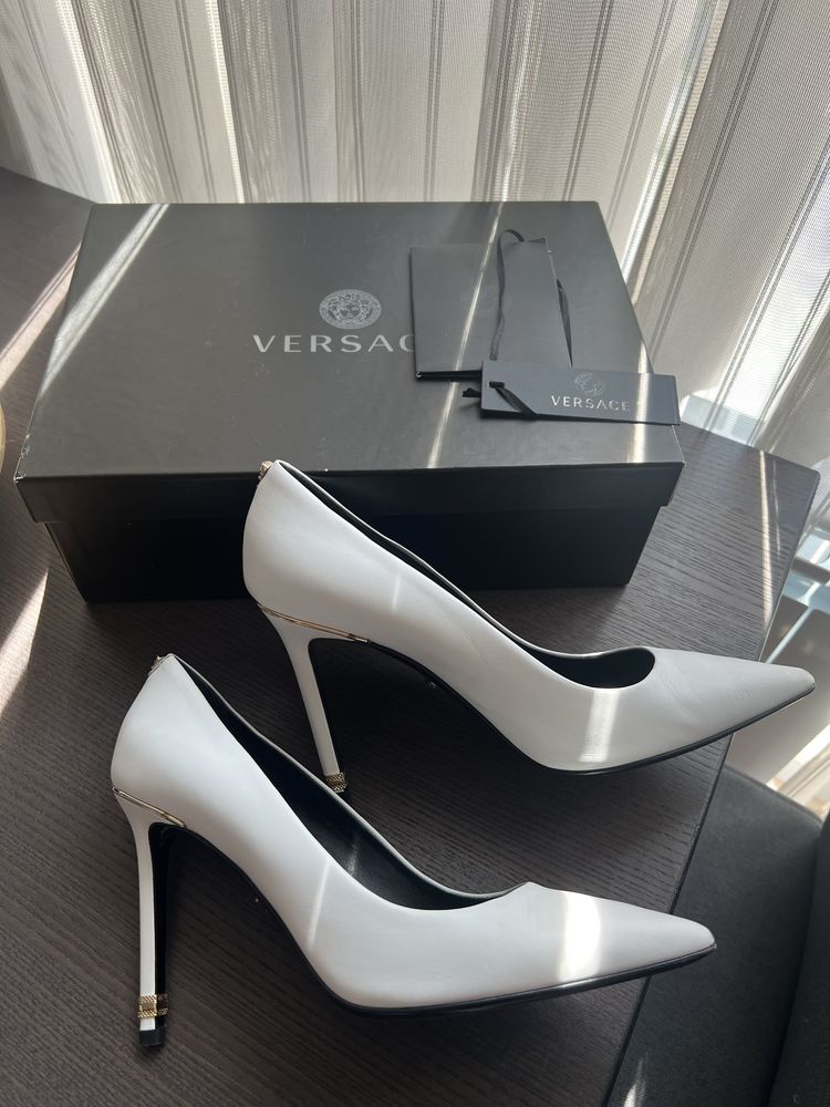 Обувки с ток Versace