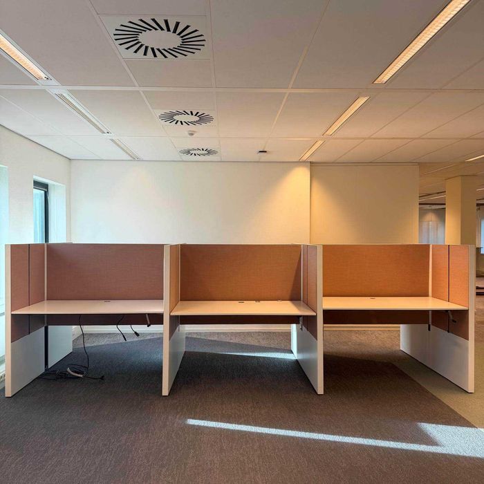 Birou cu panouri despărțitoare, reglaj înălțime, izolare fonică