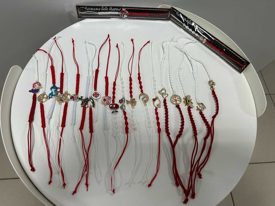 Мартеници на едро