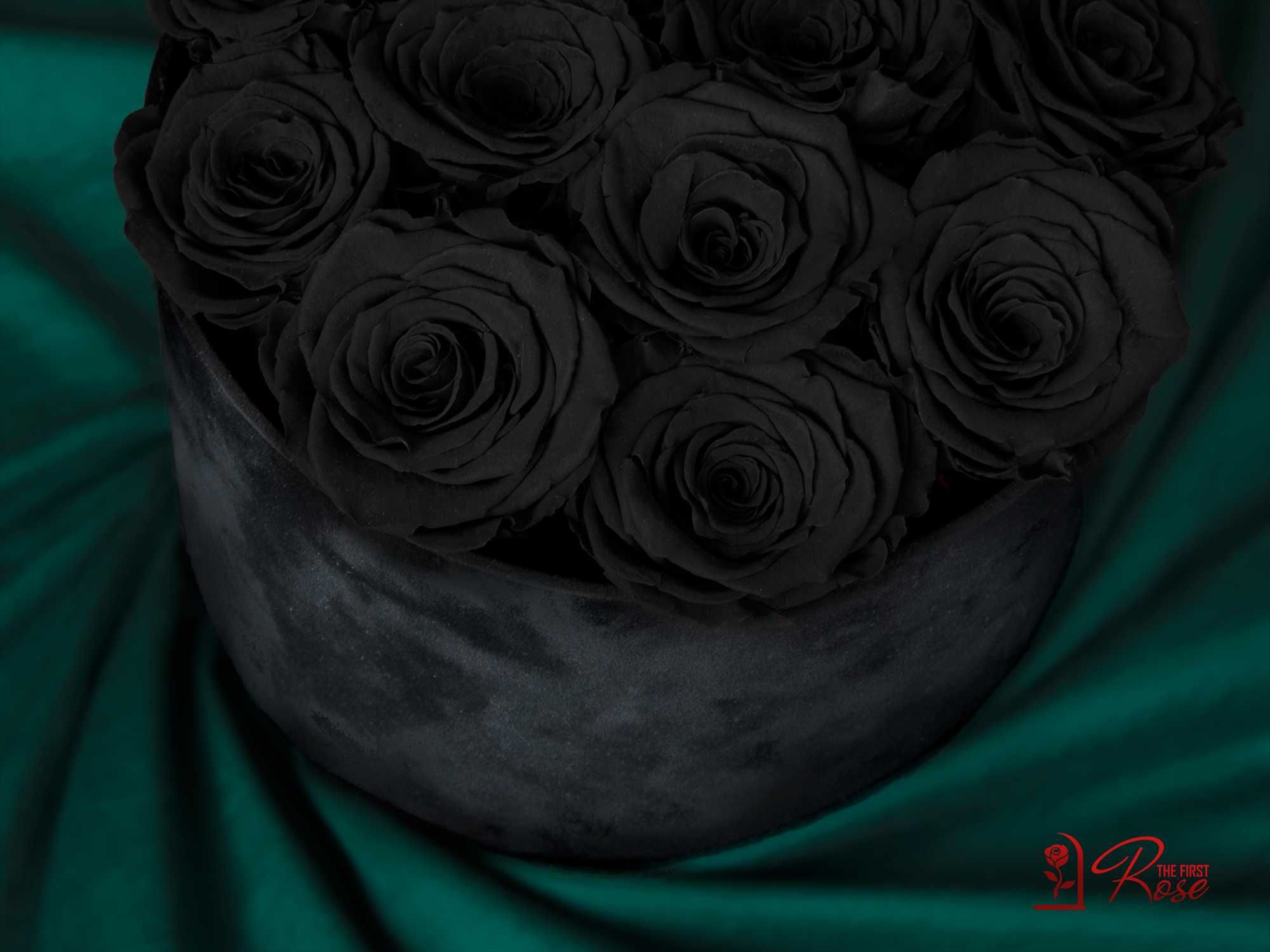 Истински Черни Вечни Рози в Черна Кадифена Кутия / Оригинален Подарък