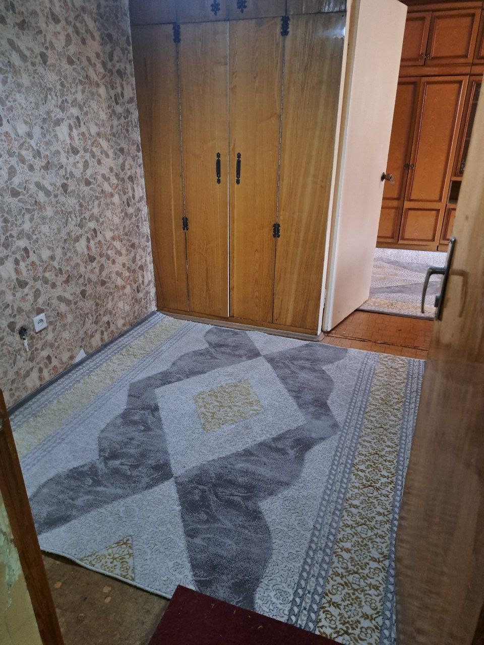 Kvartira ijaraga quyamiz srochno, manzil Maksim Gorkiy metro oldi