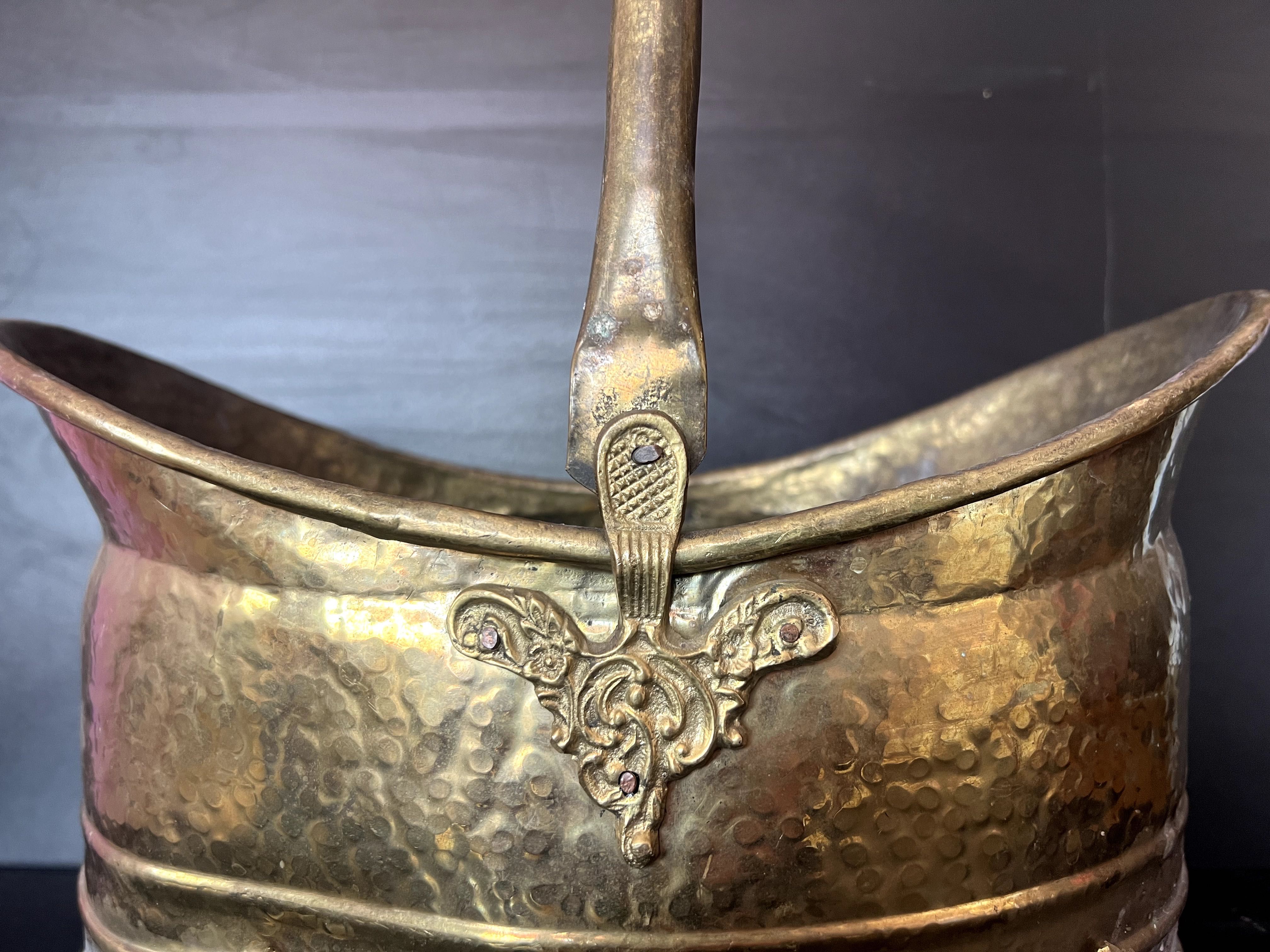 Carbunar realizată din alama și decorată cu elemente din bronz.