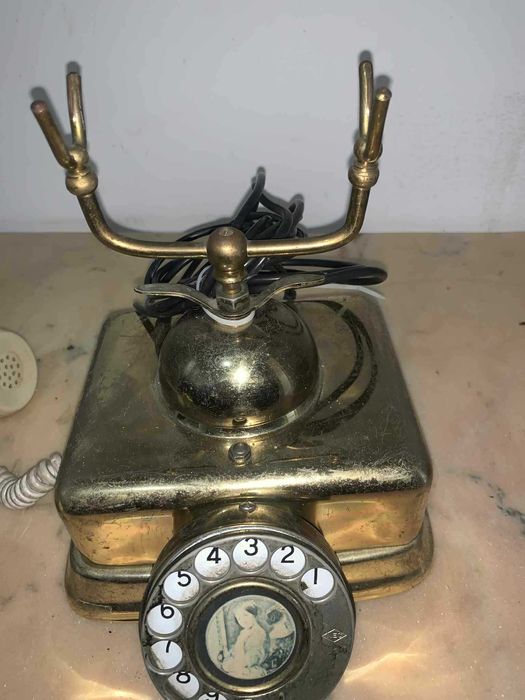 Telefon vintage in carcasa de alama functional