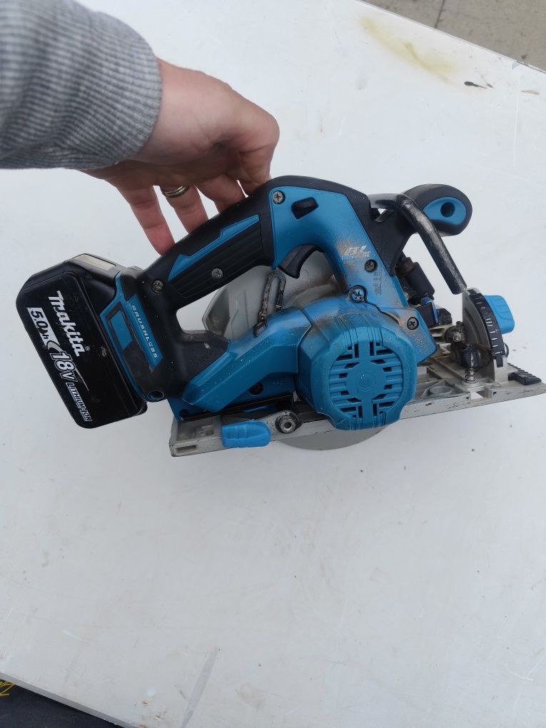Безчетков акумулаторен ръчен циркуляр Макита Makita DHS680 + 5Ah