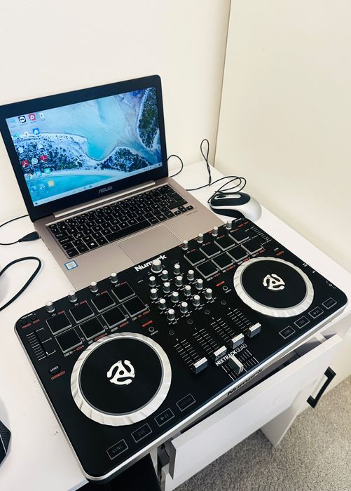 Consolă Dj Numark mixtrack QUAD