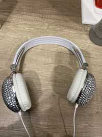 Бели слушалки