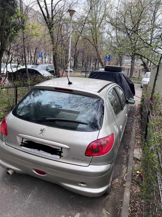 Se dezmembreaza Peugeot 206 1.4 hdi