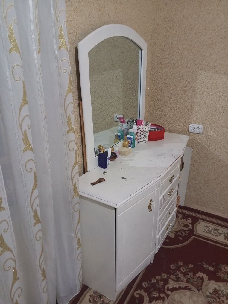 Шкаф тримо крават сотилади холати яхши  рабочи