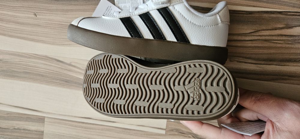 Pantofi Adidas noi