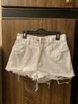 Женские джинсовые шорты белого цвета Pull&Bear