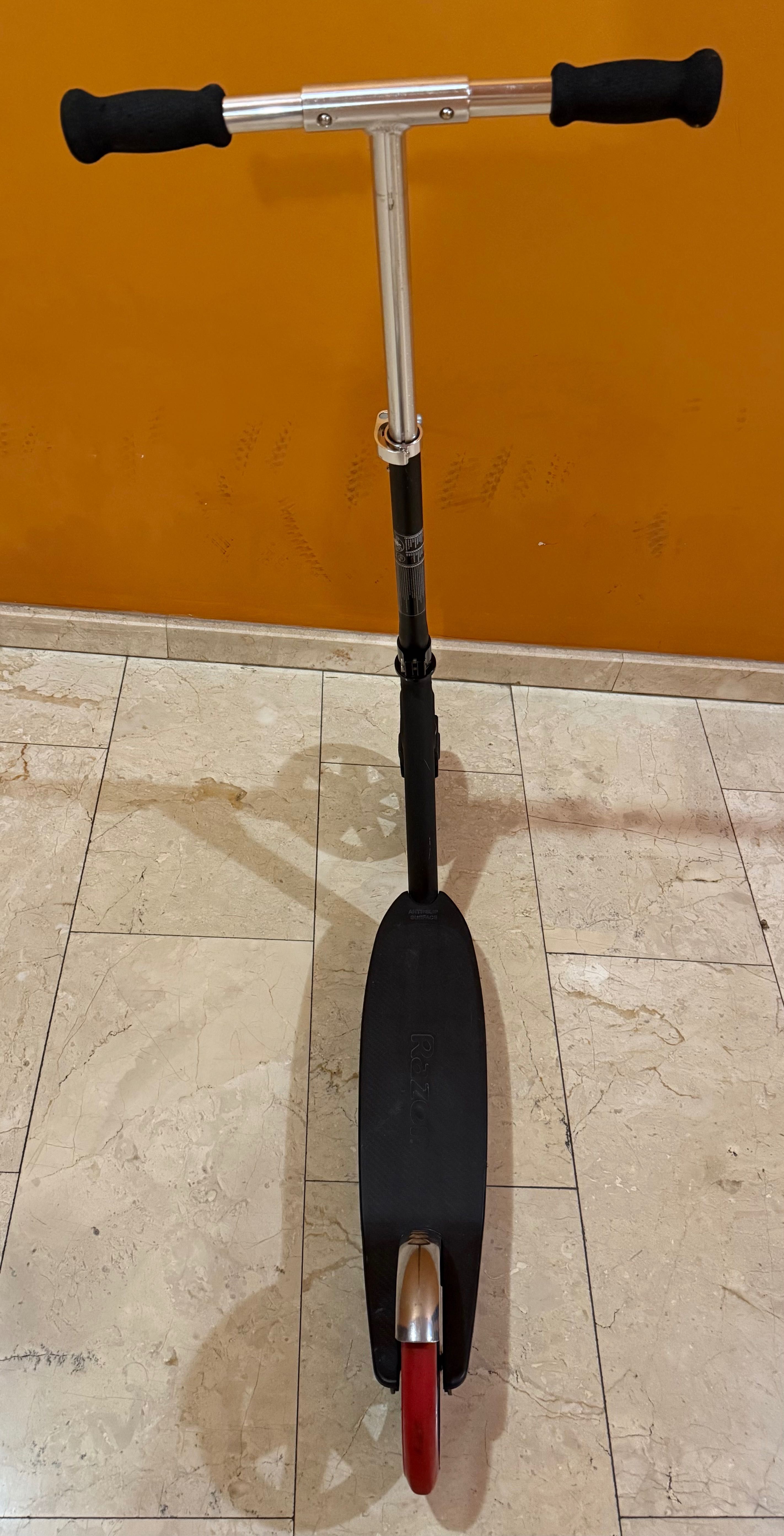 Продавам тротинетка Razor Carbon Lux.