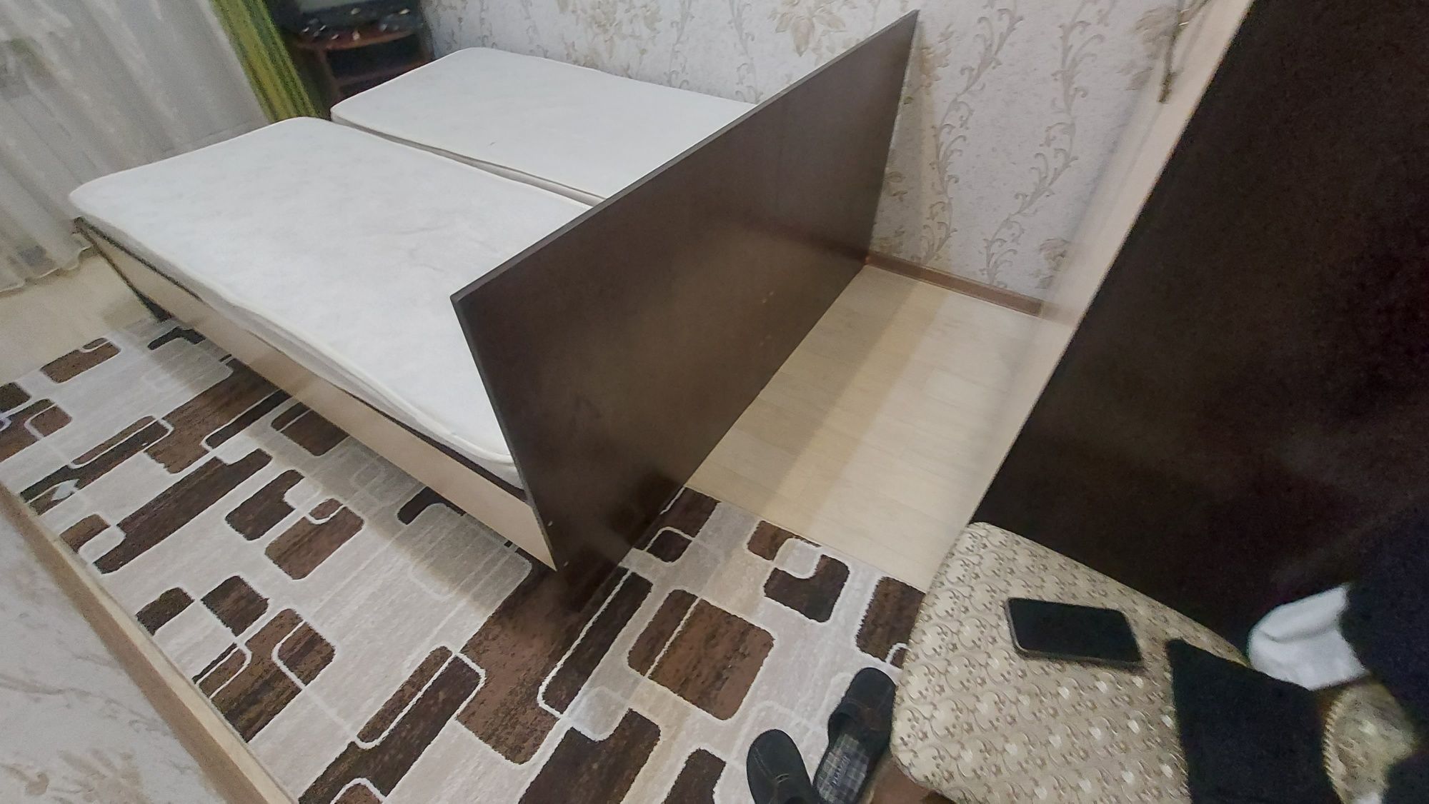 Продается  две кравати  в отличном состоянии. Почти. новые.