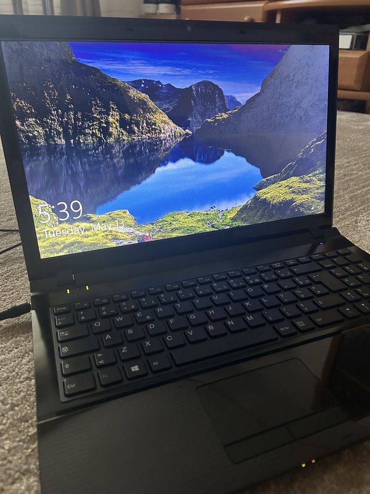 Laptop Clevo 15,6’’ procesor Intel i5, 8gb ram, 128gb ssd